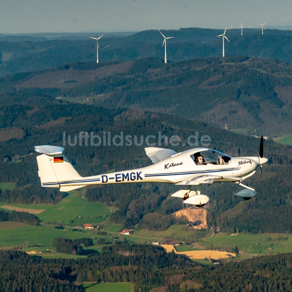 Biederbach aus der Vogelperspektive: Flugzeug Da 20 Katana im Flug in Biederbach im Bundesland Baden-Württemberg, Deutschland