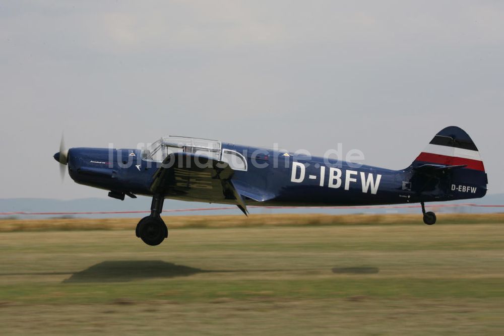 Luftbild Eutingen im Gäu - Flugzeug Messerschmitt Bf 108 nahe dem Segelfluggelände Eutingen im Gäu / Baden-Württemberg