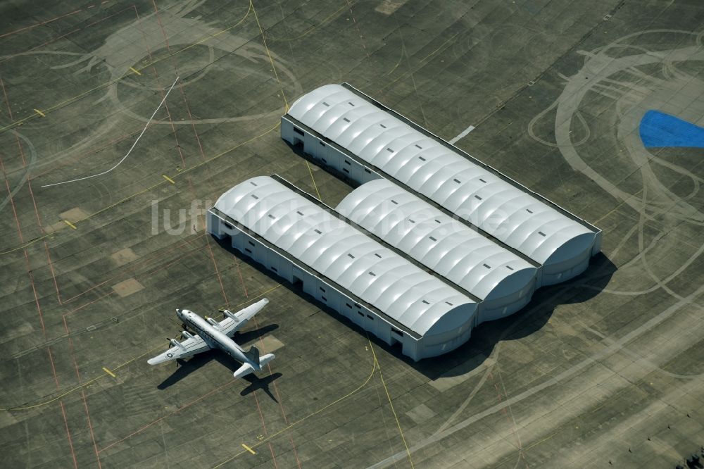 Luftaufnahme Berlin - Flugzeug namens Troop Carrier 5557 auf dem Flugplatz - Flughafen im Ortsteil Tempelhof in Berlin, Deutschland