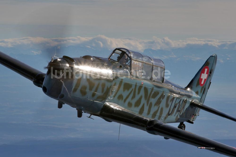 Luftaufnahme Birrfeld - Flugzeug Pilatus P-2 über Birrfeld / Schweiz