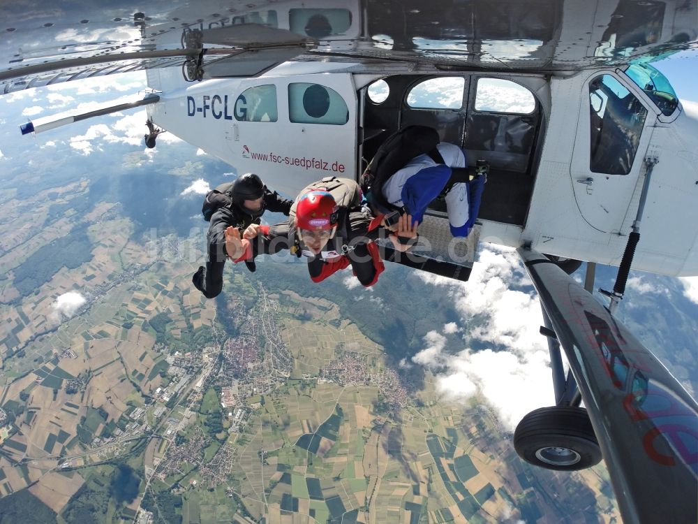 Luftaufnahme Schweighofen - Flugzeug Pilatus Porter PC6 B2/H4 D-FCLG beim Absetzen von Fallschirmspringern im Fluge über dem Luftraum in Schweighofen im Bundesland Rheinland-Pfalz