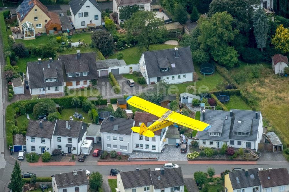 Schwelm aus der Vogelperspektive: Flugzeug Piper J-3C-85 Cub mit der Kennung D-ECZI im Fluge über dem Luftraum in Schwelm im Bundesland Nordrhein-Westfalen - NRW, Deutschland