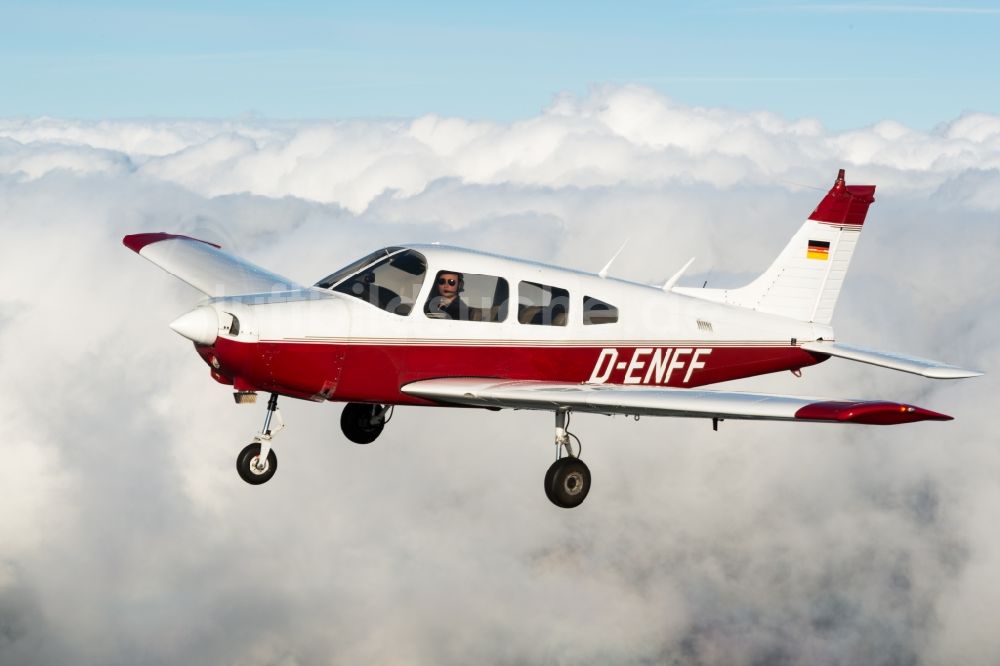 Gnarrenburg von oben - Flugzeug Piper Pa28 D-ENFF im Fluge über den Wolken bei Gnarrenburg im Bundesland Niedersachsen, Deutschland