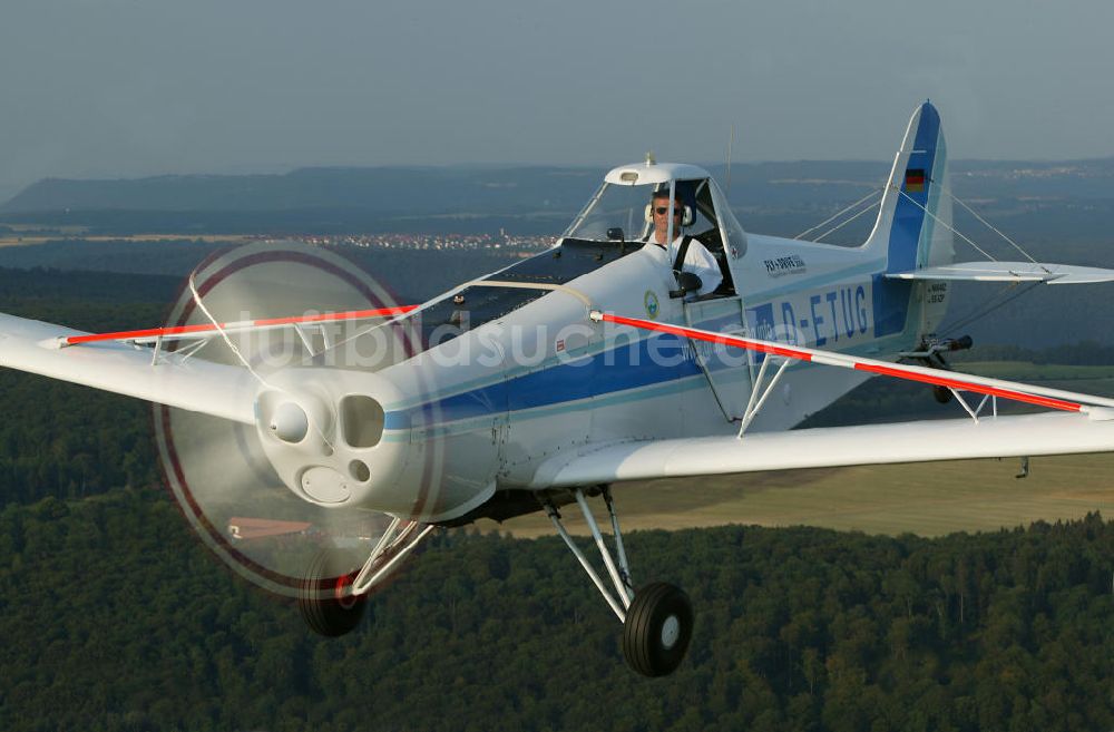 Grabenstetten aus der Vogelperspektive: Flugzeug Piper PA-25 235 Pawnee nahe dem Flugplatz Grabenstetten / Baden-Württemberg