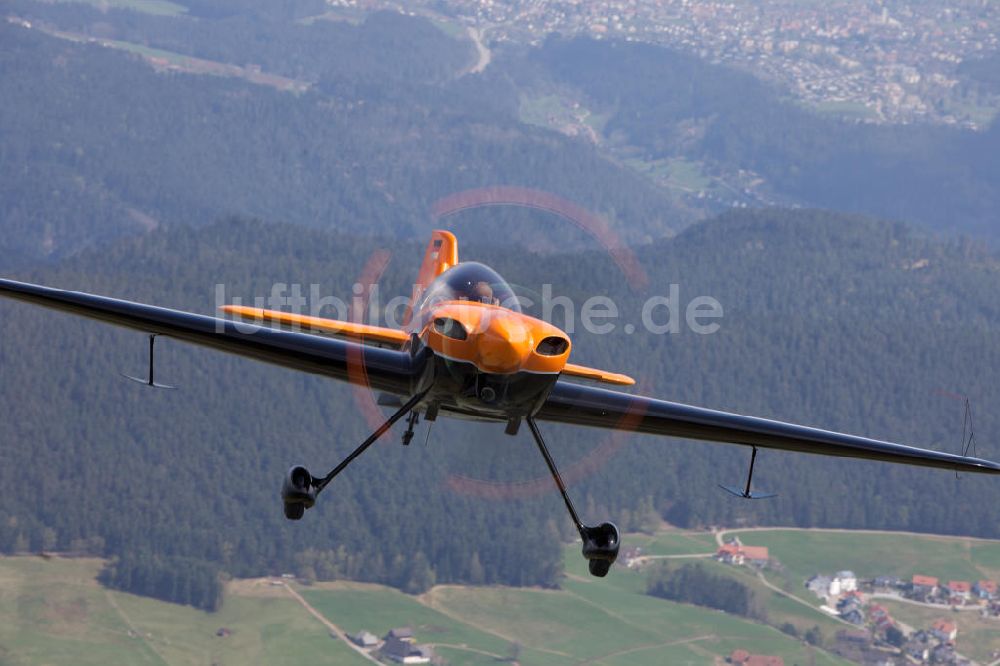 Cochstedt aus der Vogelperspektive: Flugzeug Sbach 342 über Cochstedt