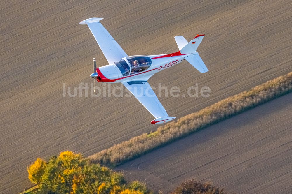 Luftbild Hamm - Flugzeug Siai-Marchetti SF-260 mit der Kennung D-EODG im Fluge über dem Luftraum in Hamm im Bundesland Nordrhein-Westfalen, Deutschland