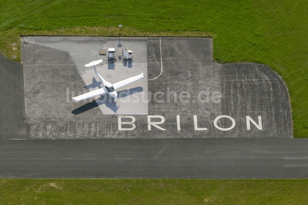 Luftaufnahme Brilon - Flugzeug an der Tankstelle des Flugplatz Brilon im Thülener Bruch in der Nähe von Brilon in Nordrhein-Westfalen