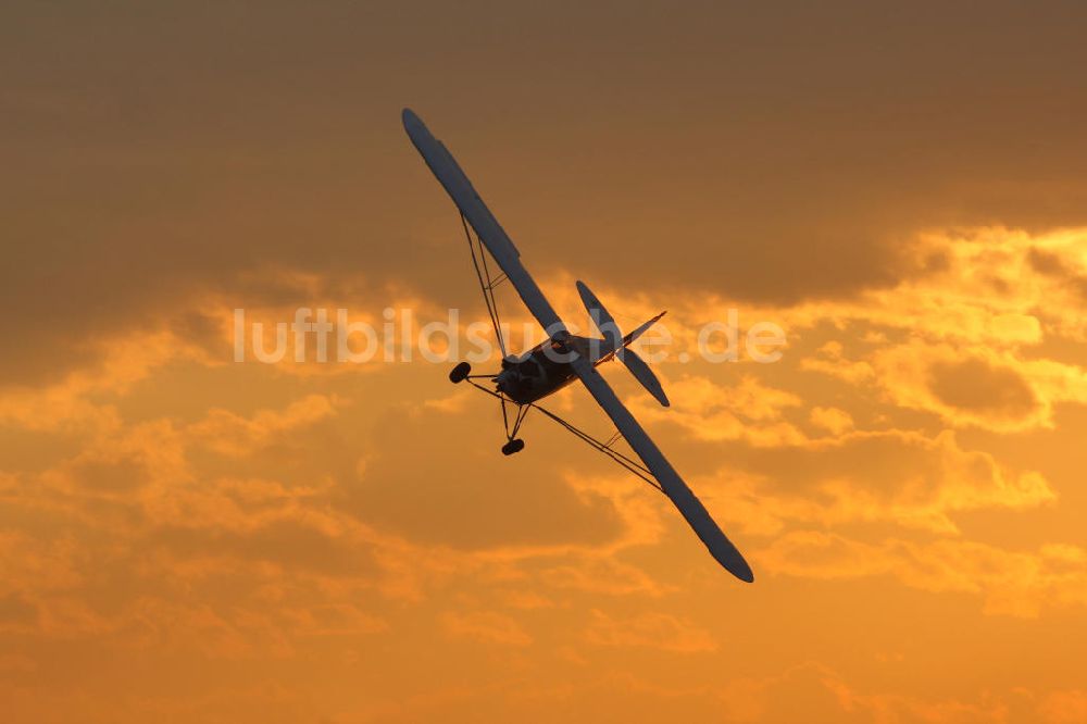 Großwarasdorf von oben - Flugzeug vom Typ Piper J-3 Cup nahe dem Flugplatz Großwarasdorf in Österreich