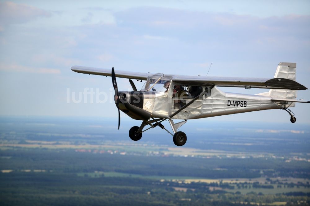 Luftaufnahme Beiersdorf-Freudenberg - Flugzeug- Ultraleichtflugzeug mit der Kennung D-MPSB im Fluge über dem Luftraum in Beiersdorf-Freudenberg im Bundesland Brandenburg