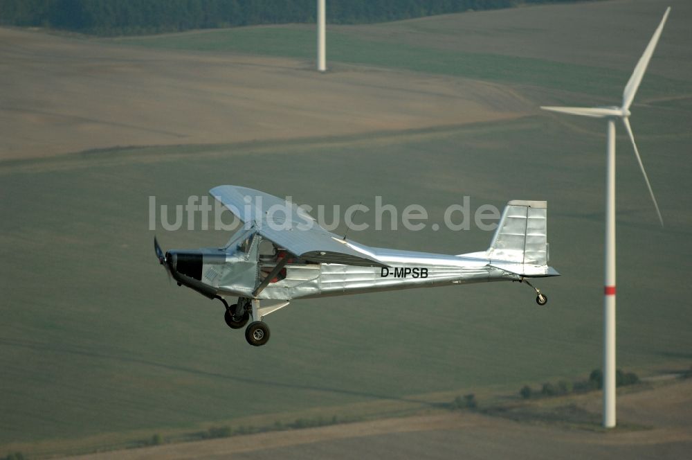 Werneuchen aus der Vogelperspektive: Flugzeug- Ultraleichtflugzeug mit der Kennung D-MPSB im Fluge über dem Luftraum in Werneuchen im Bundesland Brandenburg