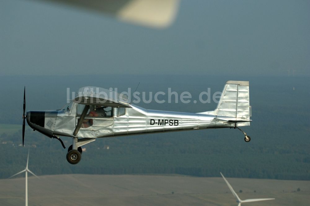 Luftbild Werneuchen - Flugzeug- Ultraleichtflugzeug mit der Kennung D-MPSB im Fluge über dem Luftraum in Werneuchen im Bundesland Brandenburg