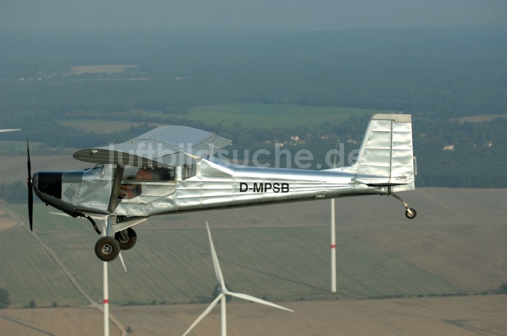 Werneuchen von oben - Flugzeug- Ultraleichtflugzeug mit der Kennung D-MPSB im Fluge über dem Luftraum in Werneuchen im Bundesland Brandenburg