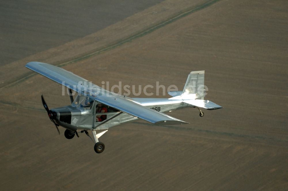 Werneuchen aus der Vogelperspektive: Flugzeug- Ultraleichtflugzeug mit der Kennung D-MPSB im Fluge über dem Luftraum in Werneuchen im Bundesland Brandenburg