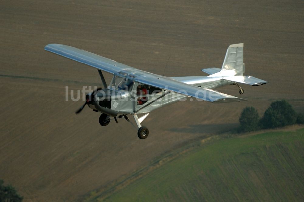 Luftbild Werneuchen - Flugzeug- Ultraleichtflugzeug mit der Kennung D-MPSB im Fluge über dem Luftraum in Werneuchen im Bundesland Brandenburg