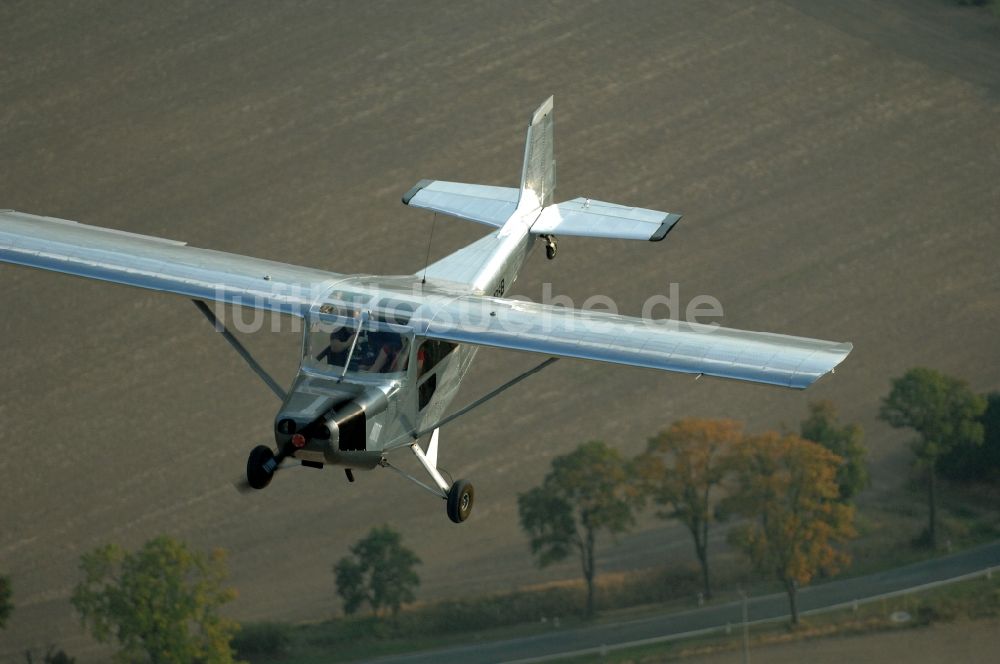 Werneuchen von oben - Flugzeug- Ultraleichtflugzeug mit der Kennung D-MPSB im Fluge über dem Luftraum in Werneuchen im Bundesland Brandenburg