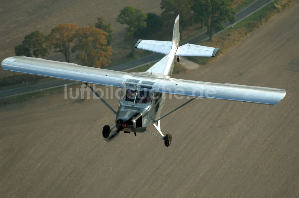 Werneuchen aus der Vogelperspektive: Flugzeug- Ultraleichtflugzeug mit der Kennung D-MPSB im Fluge über dem Luftraum in Werneuchen im Bundesland Brandenburg