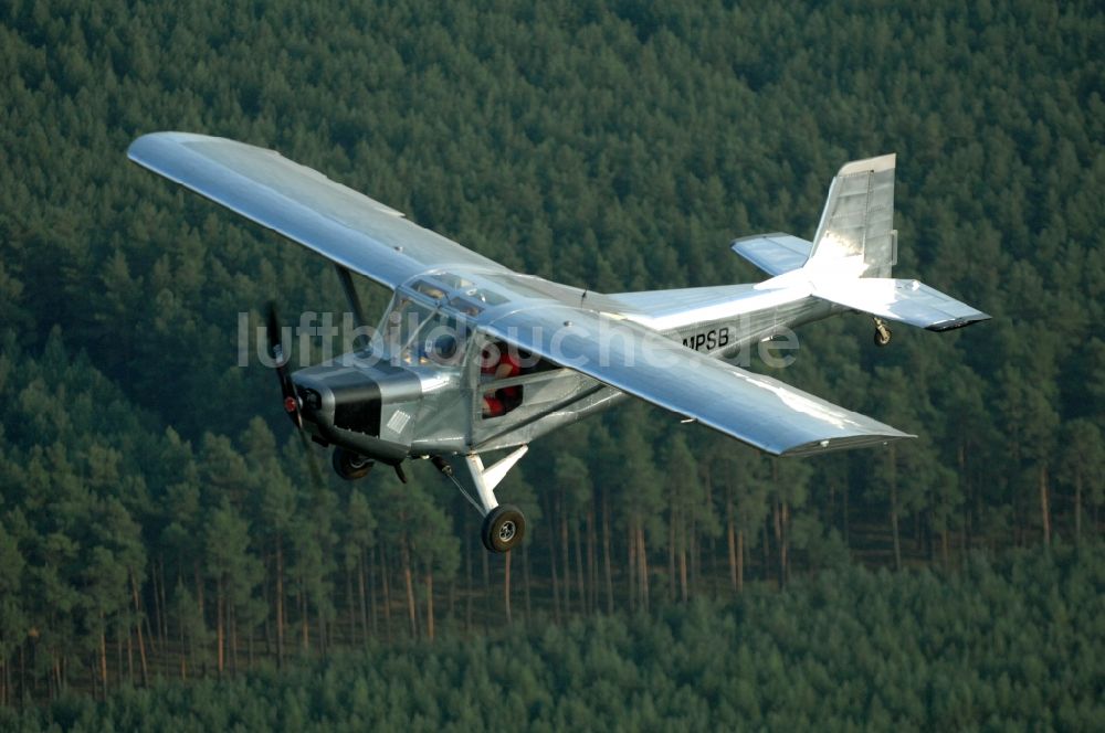 Luftaufnahme Werneuchen - Flugzeug- Ultraleichtflugzeug mit der Kennung D-MPSB im Fluge über dem Luftraum in Werneuchen im Bundesland Brandenburg