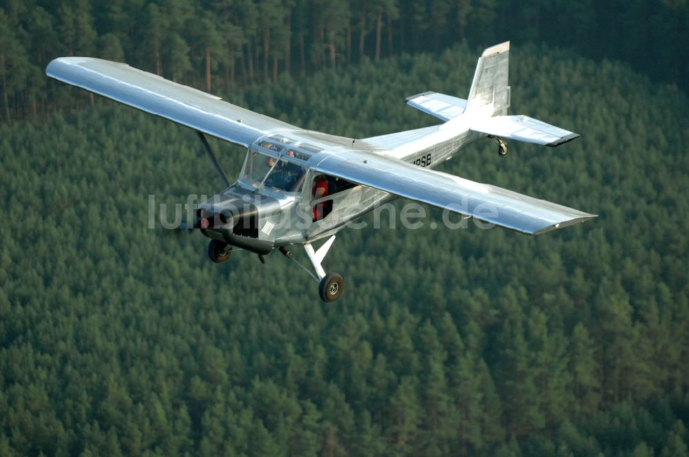 Werneuchen von oben - Flugzeug- Ultraleichtflugzeug mit der Kennung D-MPSB im Fluge über dem Luftraum in Werneuchen im Bundesland Brandenburg