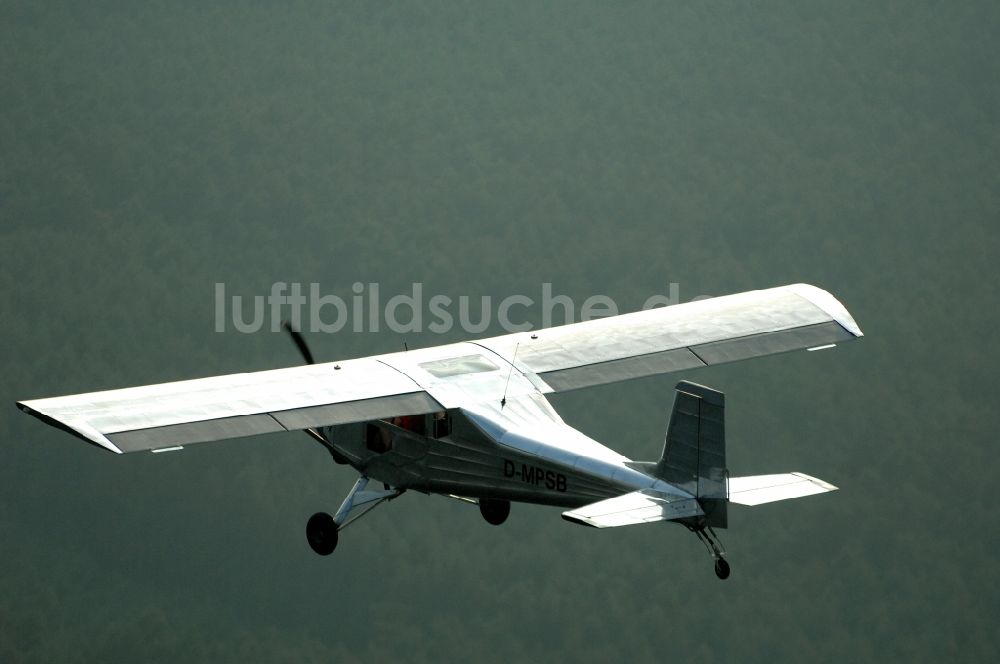 Luftaufnahme Werneuchen - Flugzeug- Ultraleichtflugzeug mit der Kennung D-MPSB im Fluge über dem Luftraum in Werneuchen im Bundesland Brandenburg