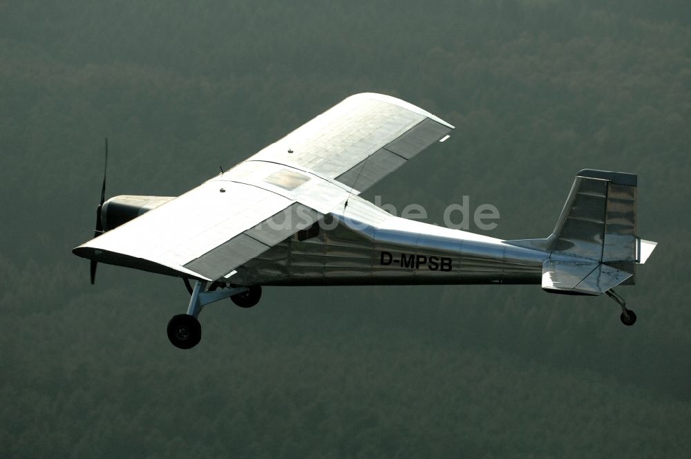 Werneuchen von oben - Flugzeug- Ultraleichtflugzeug mit der Kennung D-MPSB im Fluge über dem Luftraum in Werneuchen im Bundesland Brandenburg