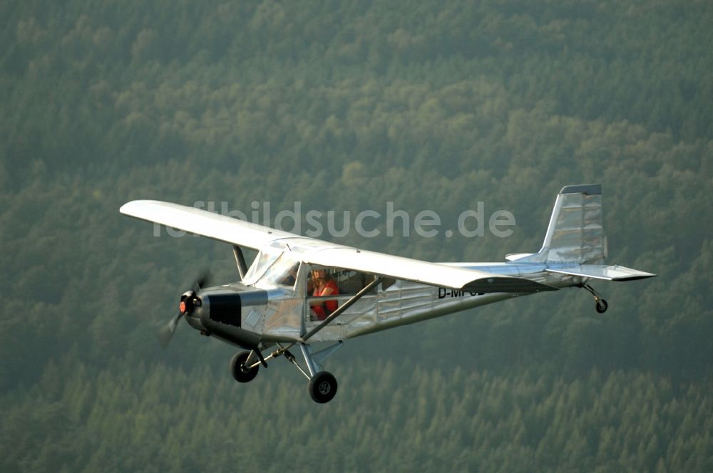 Werneuchen aus der Vogelperspektive: Flugzeug- Ultraleichtflugzeug mit der Kennung D-MPSB im Fluge über dem Luftraum in Werneuchen im Bundesland Brandenburg