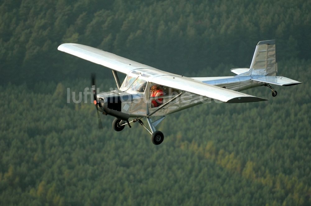 Luftbild Werneuchen - Flugzeug- Ultraleichtflugzeug mit der Kennung D-MPSB im Fluge über dem Luftraum in Werneuchen im Bundesland Brandenburg