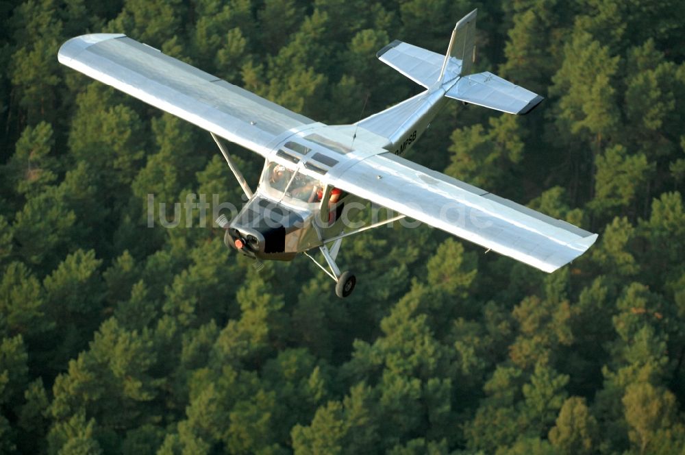 Luftaufnahme Werneuchen - Flugzeug- Ultraleichtflugzeug mit der Kennung D-MPSB im Fluge über dem Luftraum in Werneuchen im Bundesland Brandenburg