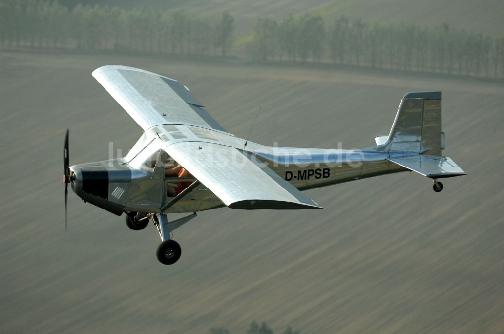 Werneuchen aus der Vogelperspektive: Flugzeug- Ultraleichtflugzeug mit der Kennung D-MPSB im Fluge über dem Luftraum in Werneuchen im Bundesland Brandenburg