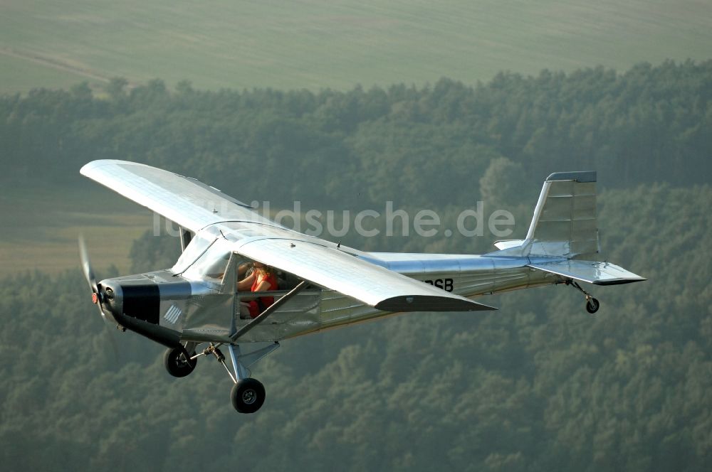 Luftaufnahme Werneuchen - Flugzeug- Ultraleichtflugzeug mit der Kennung D-MPSB im Fluge über dem Luftraum in Werneuchen im Bundesland Brandenburg