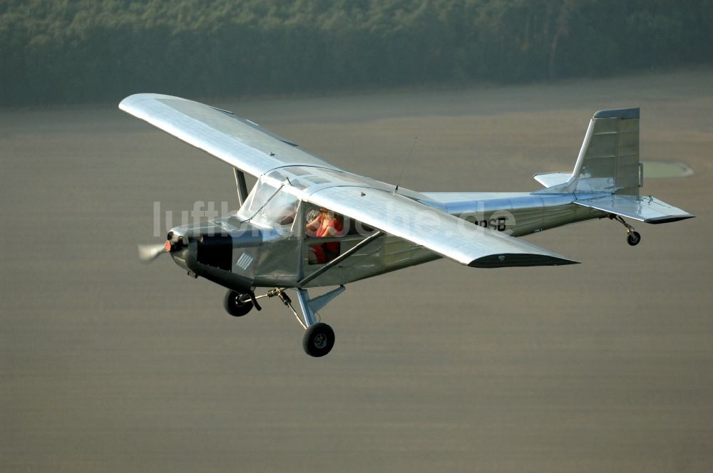 Werneuchen von oben - Flugzeug- Ultraleichtflugzeug mit der Kennung D-MPSB im Fluge über dem Luftraum in Werneuchen im Bundesland Brandenburg