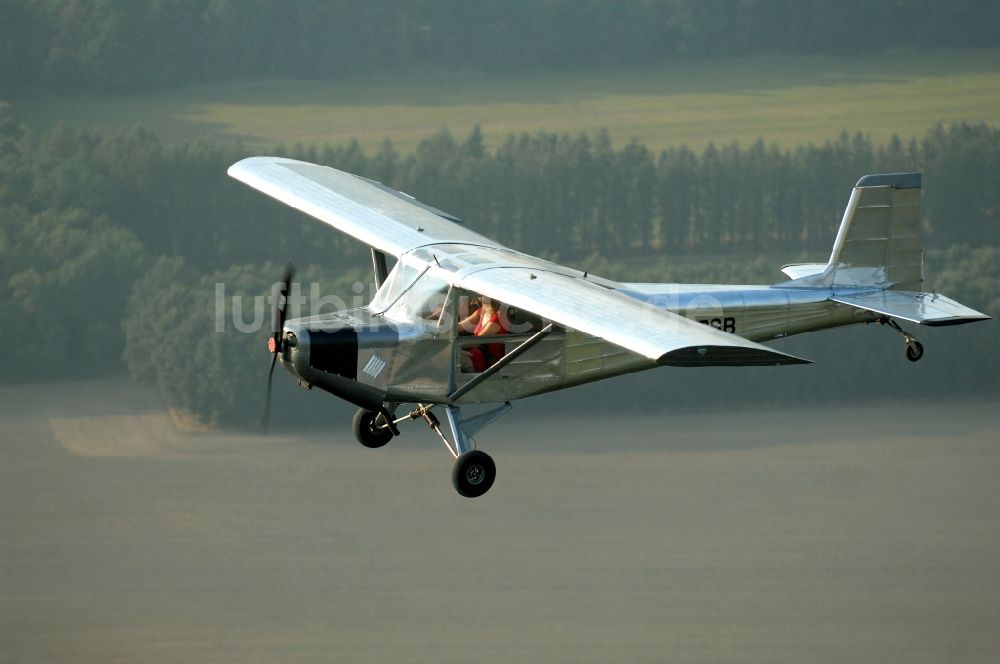 Werneuchen aus der Vogelperspektive: Flugzeug- Ultraleichtflugzeug mit der Kennung D-MPSB im Fluge über dem Luftraum in Werneuchen im Bundesland Brandenburg