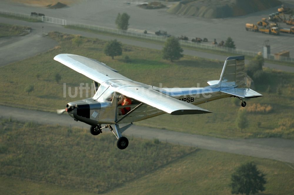 Luftaufnahme Werneuchen - Flugzeug- Ultraleichtflugzeug mit der Kennung D-MPSB im Fluge über dem Luftraum in Werneuchen im Bundesland Brandenburg