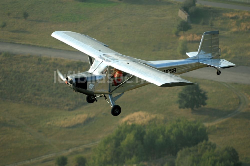 Werneuchen von oben - Flugzeug- Ultraleichtflugzeug mit der Kennung D-MPSB im Fluge über dem Luftraum in Werneuchen im Bundesland Brandenburg