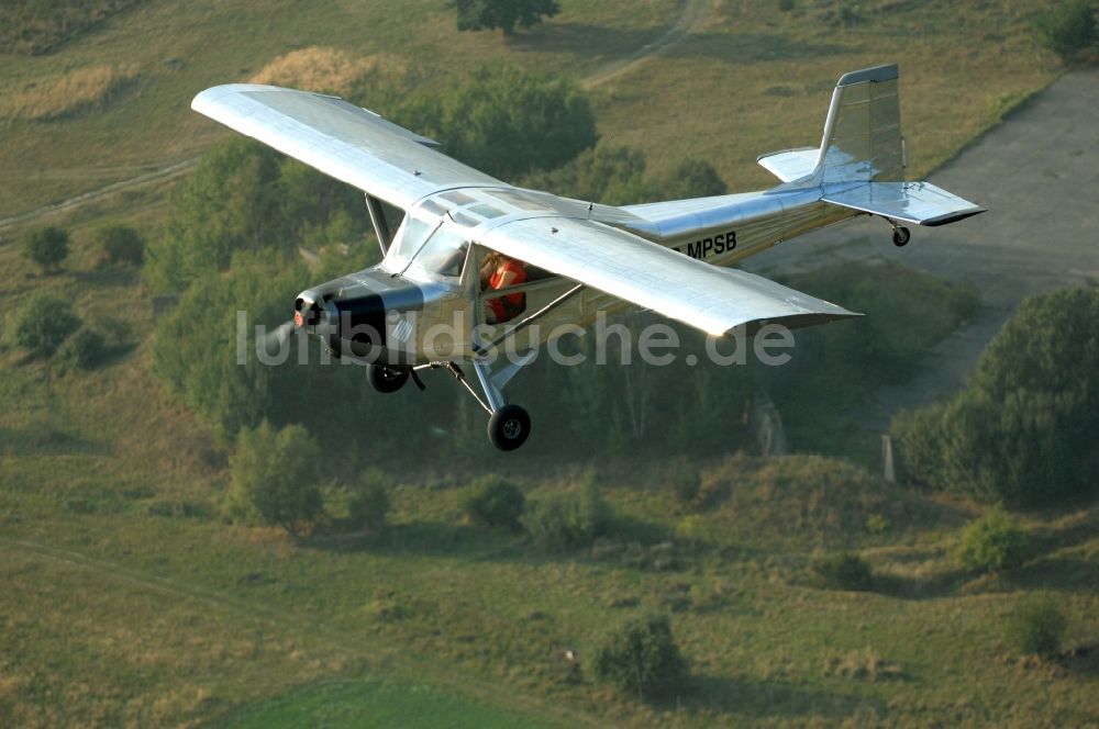 Werneuchen aus der Vogelperspektive: Flugzeug- Ultraleichtflugzeug mit der Kennung D-MPSB im Fluge über dem Luftraum in Werneuchen im Bundesland Brandenburg