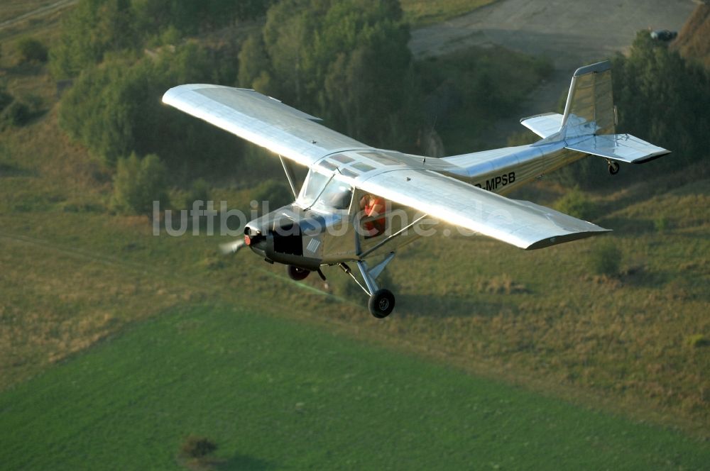 Luftbild Werneuchen - Flugzeug- Ultraleichtflugzeug mit der Kennung D-MPSB im Fluge über dem Luftraum in Werneuchen im Bundesland Brandenburg