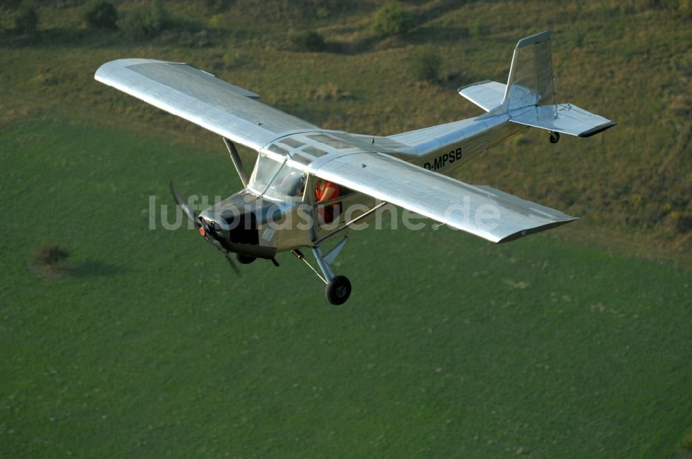 Luftaufnahme Werneuchen - Flugzeug- Ultraleichtflugzeug mit der Kennung D-MPSB im Fluge über dem Luftraum in Werneuchen im Bundesland Brandenburg