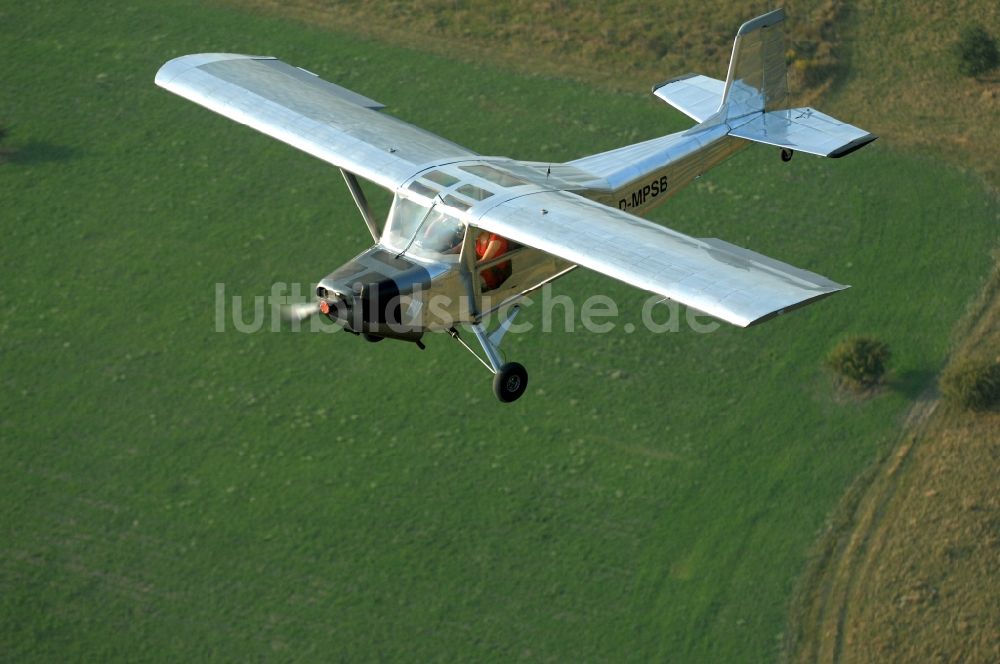 Werneuchen von oben - Flugzeug- Ultraleichtflugzeug mit der Kennung D-MPSB im Fluge über dem Luftraum in Werneuchen im Bundesland Brandenburg