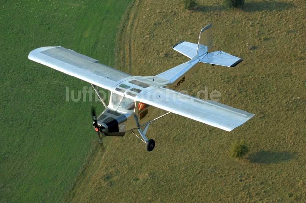 Werneuchen aus der Vogelperspektive: Flugzeug- Ultraleichtflugzeug mit der Kennung D-MPSB im Fluge über dem Luftraum in Werneuchen im Bundesland Brandenburg