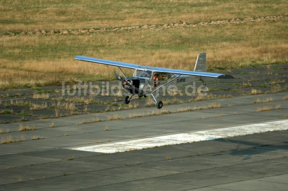 Werneuchen von oben - Flugzeug- Ultraleichtflugzeug mit der Kennung D-MPSB im Fluge über dem Luftraum in Werneuchen im Bundesland Brandenburg