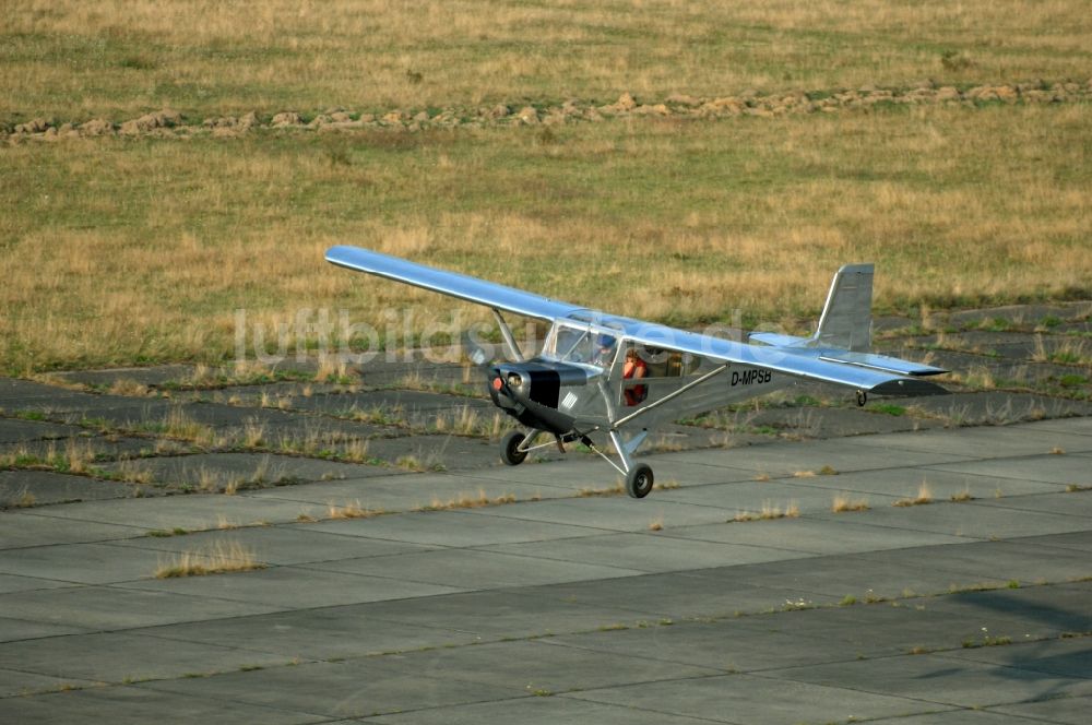 Werneuchen aus der Vogelperspektive: Flugzeug- Ultraleichtflugzeug mit der Kennung D-MPSB im Fluge über dem Luftraum in Werneuchen im Bundesland Brandenburg