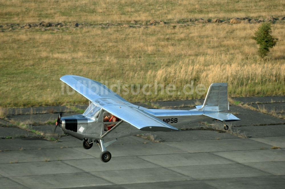 Werneuchen von oben - Flugzeug- Ultraleichtflugzeug mit der Kennung D-MPSB im Fluge über dem Luftraum in Werneuchen im Bundesland Brandenburg