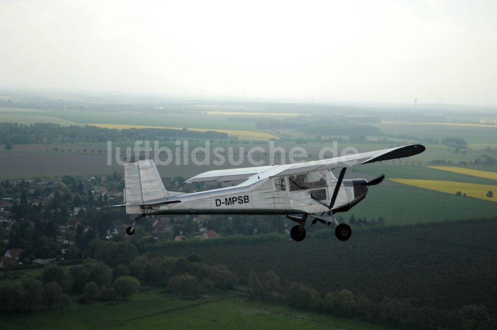 Werneuchen von oben - Flugzeug- Ultraleichtflugzeug mit der Kennung D-MPSB im Fluge über dem Luftraum in Werneuchen im Bundesland Brandenburg