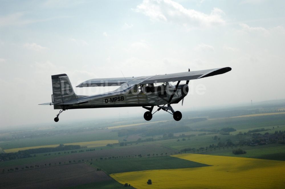 Werneuchen aus der Vogelperspektive: Flugzeug- Ultraleichtflugzeug mit der Kennung D-MPSB im Fluge über dem Luftraum in Werneuchen im Bundesland Brandenburg