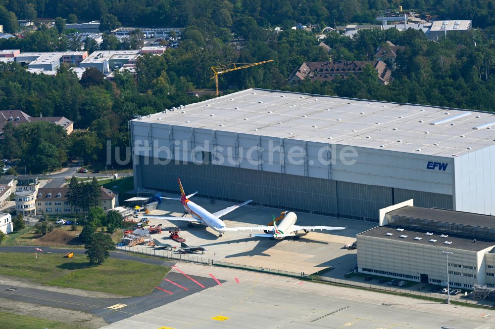 Dresden aus der Vogelperspektive: Flugzeug- Wartungshalle - Hangar am Flughafen Dresden im Ortsteil Klotzsche in Dresden im Bundesland Sachsen, Deutschland