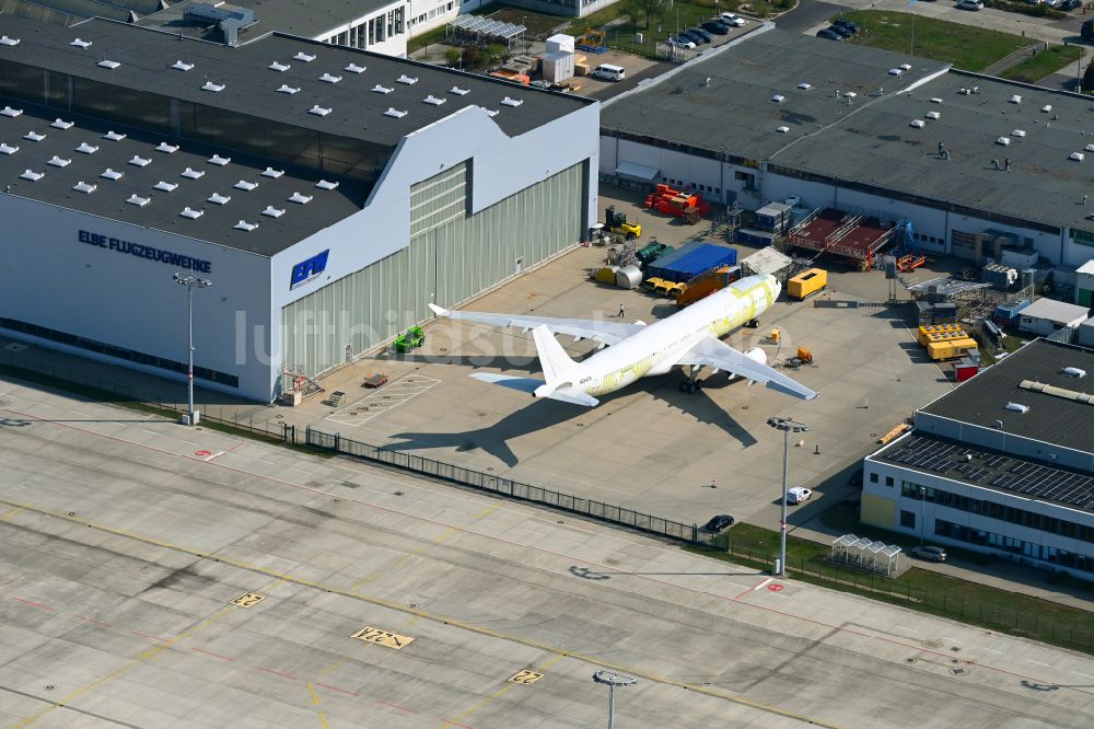 Luftaufnahme Dresden - Flugzeug- Wartungshalle - Hangar am Flughafen Dresden im Ortsteil Klotzsche in Dresden im Bundesland Sachsen, Deutschland