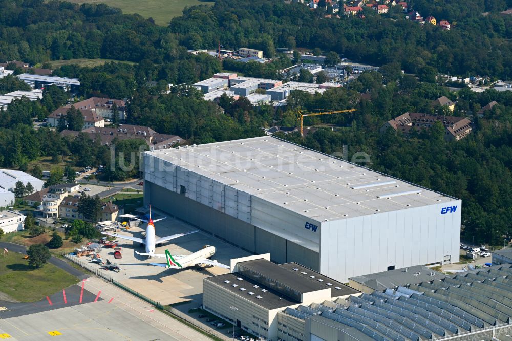 Dresden aus der Vogelperspektive: Flugzeug- Wartungshalle - Hangar am Flughafen Dresden im Ortsteil Klotzsche in Dresden im Bundesland Sachsen, Deutschland