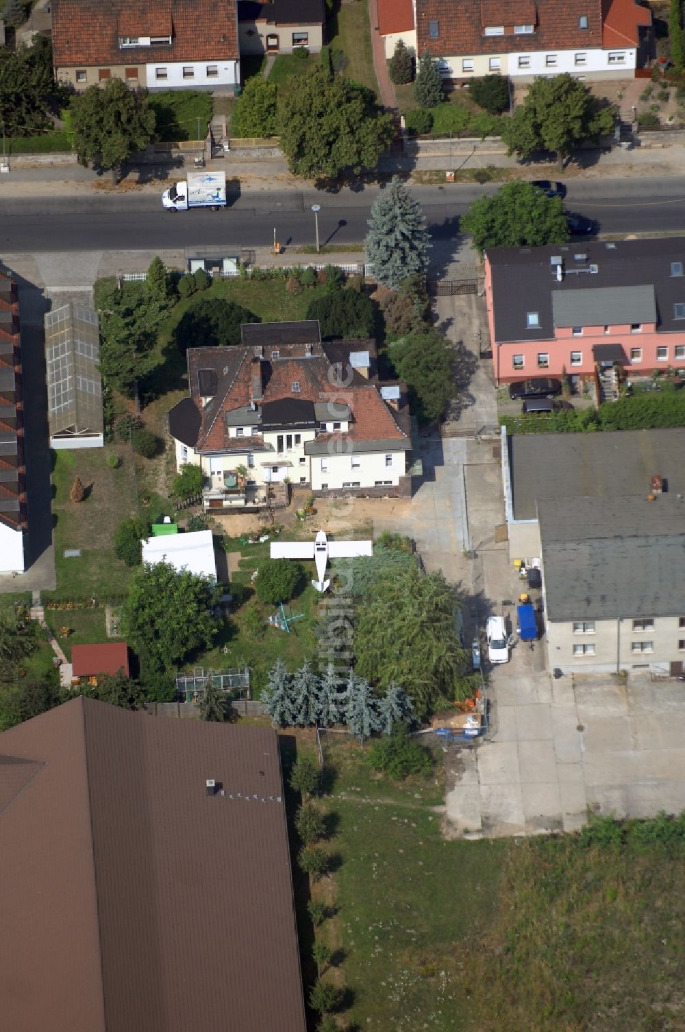 Luftaufnahme Berlin - Flugzeug im Wohngebiets- und Gewerbeflächen im Ortsteil Wartenberg in Berlin, Deutschland