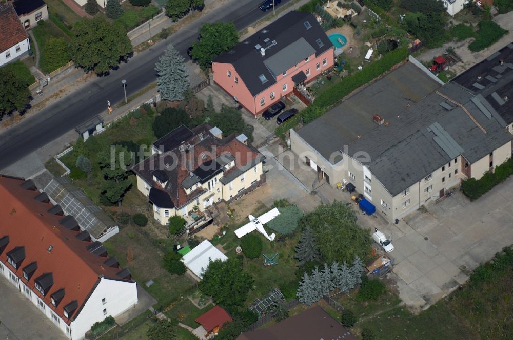 Berlin von oben - Flugzeug im Wohngebiets- und Gewerbeflächen im Ortsteil Wartenberg in Berlin, Deutschland