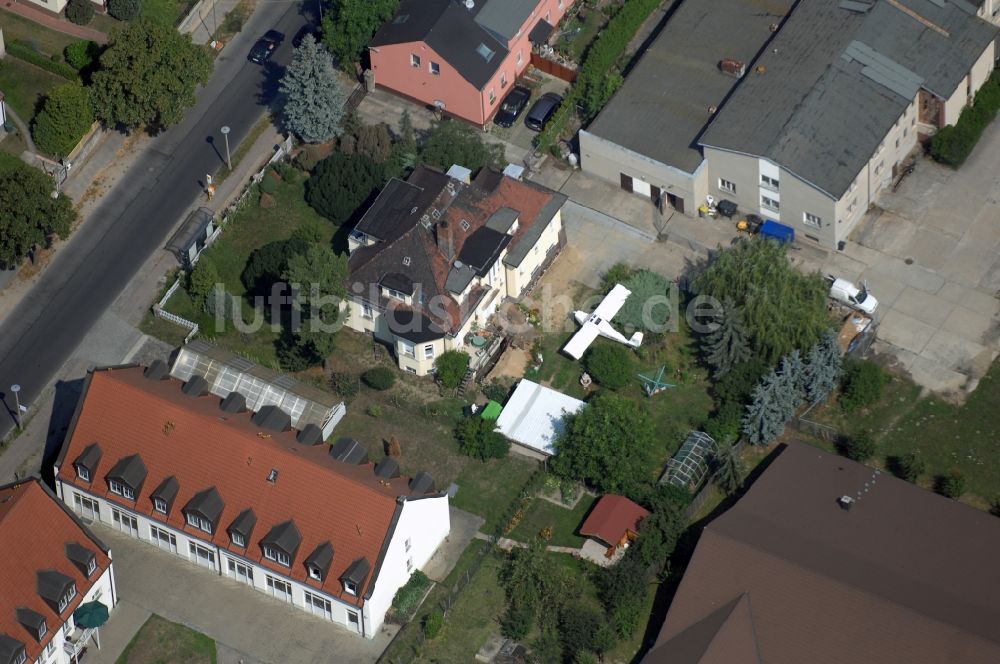 Berlin aus der Vogelperspektive: Flugzeug im Wohngebiets- und Gewerbeflächen im Ortsteil Wartenberg in Berlin, Deutschland