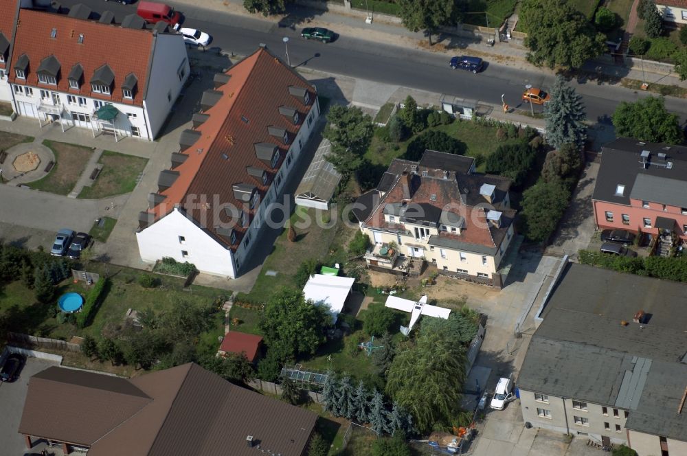 Luftbild Berlin - Flugzeug im Wohngebiets- und Gewerbeflächen im Ortsteil Wartenberg in Berlin, Deutschland